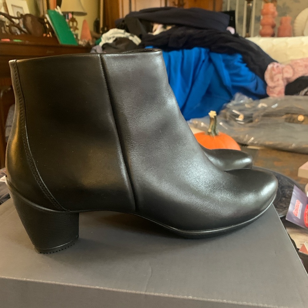 Ecco Black Leather Ankle Booties